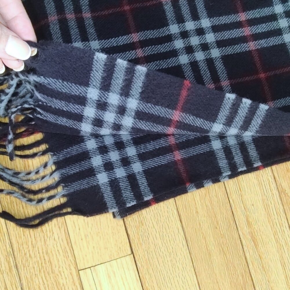 Burberry vintage lambswool novacheck navy scarf EUC - Picture 5 of 5
